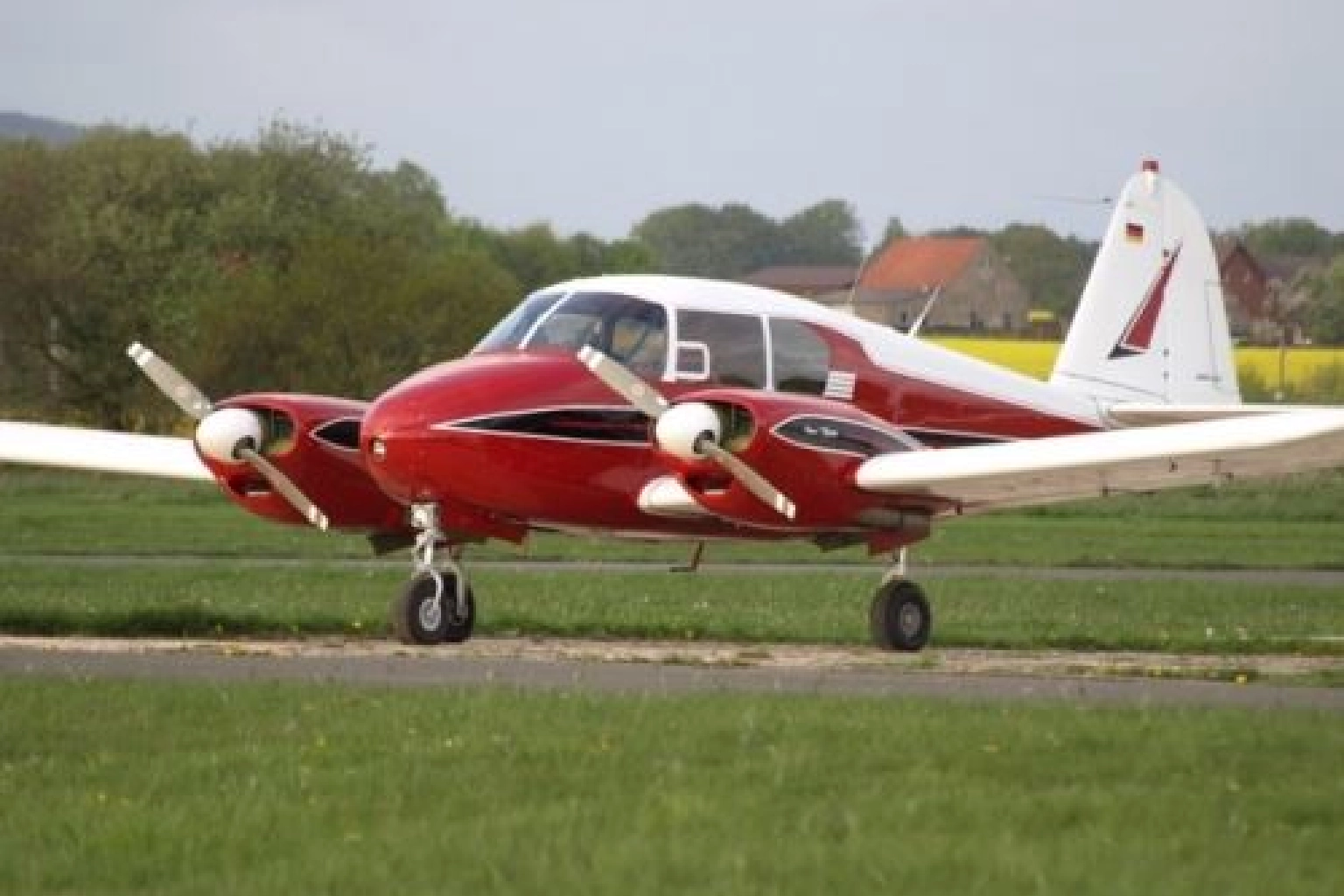 Du betrachtest gerade Wunderschöne im Originalstiel restaurierte Piper PA 23 – 160 im Luftfahrzeugverkauf